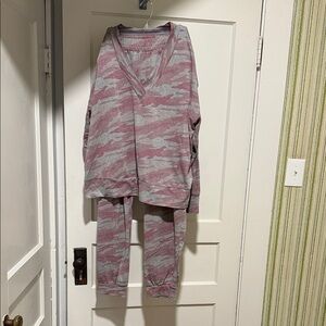 Women’s plus size 22/24 Cozy Pink and Gray Camouflage lounge set